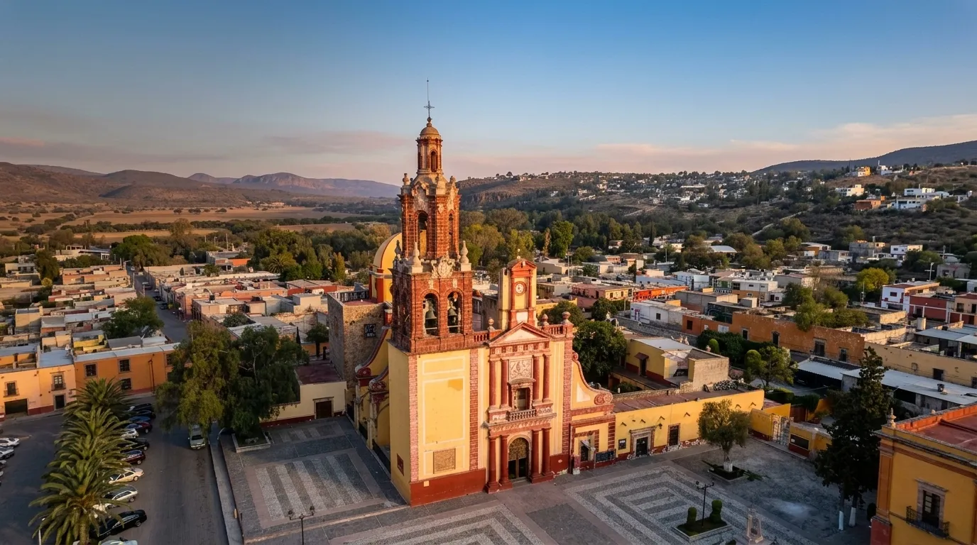 Vista aérea de la parroquia y el centro de Cadereyta de Montes al atardecer